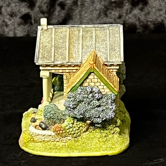 Lilliput Lane | The Pigsty | Collectors' Club - Picture 12 of 15